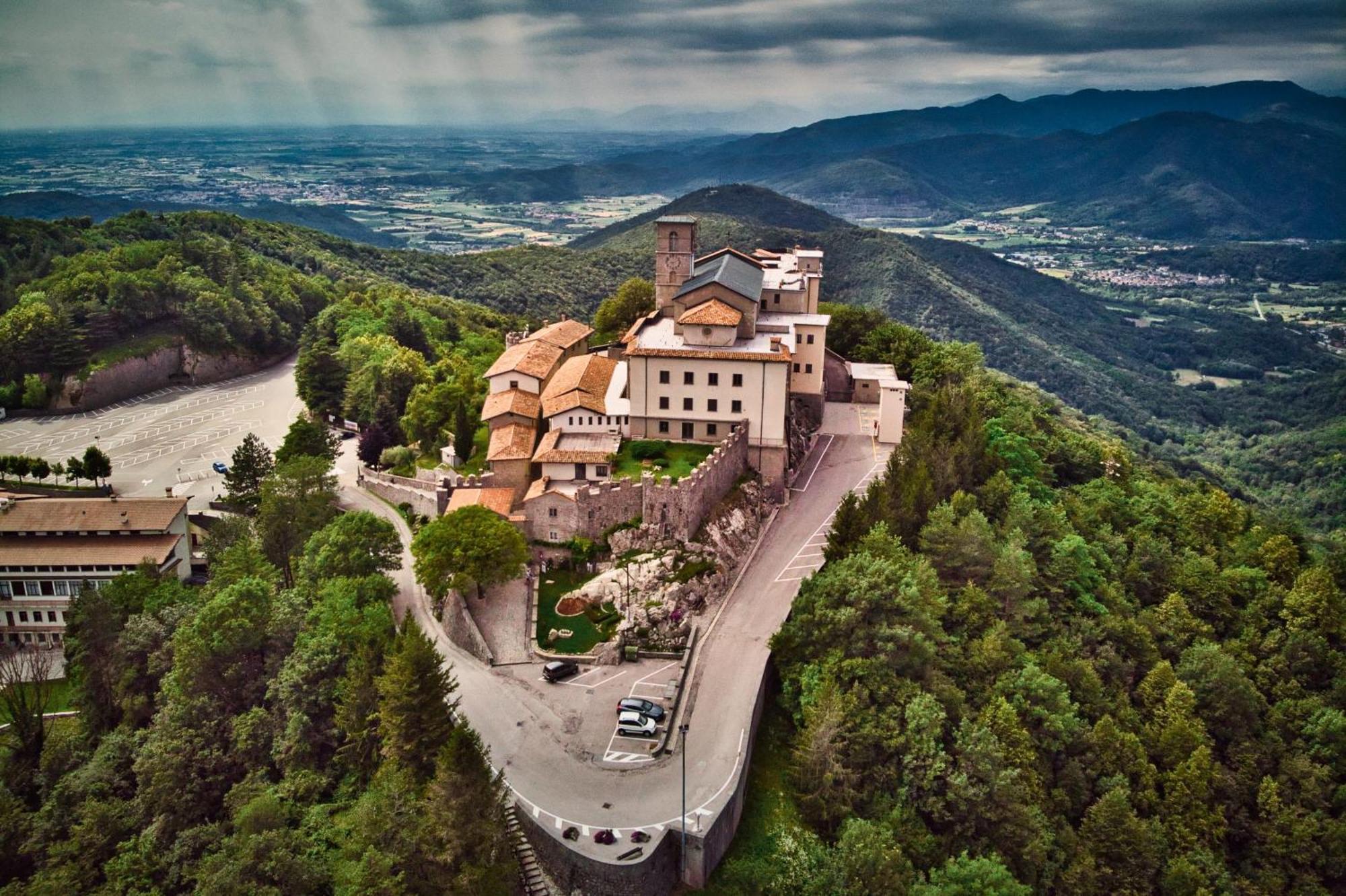 Hotel Casa Del Pellegrino - Castelmonte Экстерьер фото
